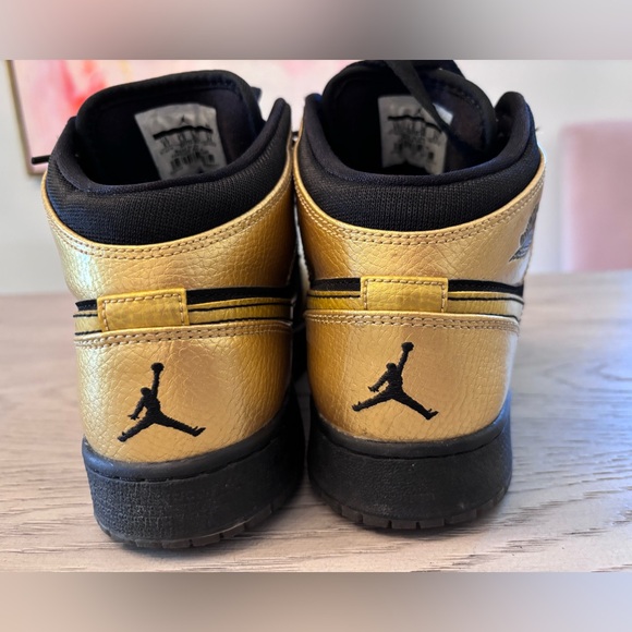 Youth Air Jordan 1 Mid in Metallic Gold & Black Size Youth 6 - Picture 4 of 9